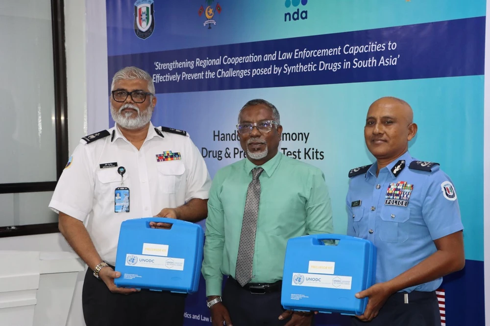 photo for ޔޫއެންއޯޑީސީން ހަދިޔާ ކޮށްފައިވާ ޑްރަގް ޓެސްޓް ކިޓްތައް ކަސްޓަމްސްއާއި ފުލުހުންނަށް ހަވާލުކޮށްފި